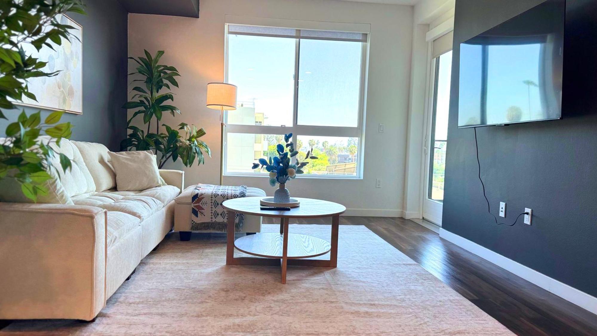 Hollywood Sunset Bliss Getaway-free Parking